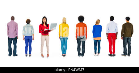 Vista posteriore del popolo Multi-Ethnic e una donna il collegamento in rete di computer Foto Stock