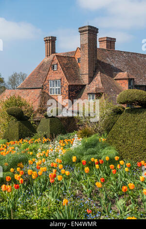 Great Dixter House e giardino Northiam tulipani primavera REGNO UNITO Foto Stock