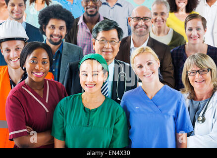 Gruppo di diverse persone con diverse professioni Foto Stock