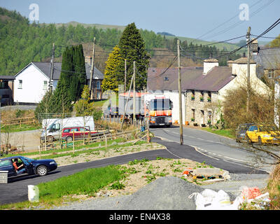 Un autoarticolato aziona attraverso il Galles Centrale villaggio di Ysbyty Ystwyth in Ceredigion. Foto Stock