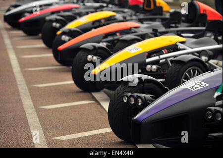 Una linea di parcheggiato Ariel atomi sulla a car show lungo Madeira drive in Brighton. Foto Stock