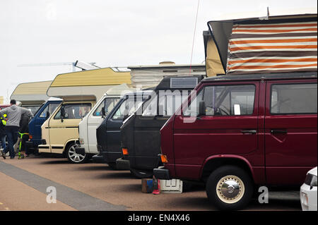 Una linea di VW camper parcheggiato lungo Madeira Drive sul lungomare di Brighton per un auto show. Foto Stock