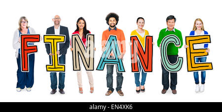 Gruppo multietnico di Persone azienda lettera Finance Foto Stock