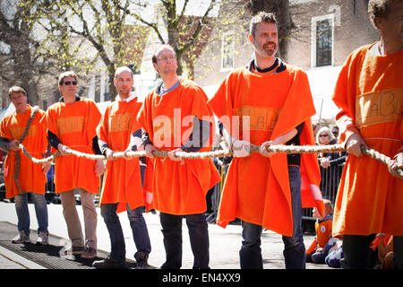 Voorschoten, Paesi Bassi. 27th, aprile 2015. Uomini vestiti in arancione, i colori nazionali sono visti arrivare pronto per un gioco di tiro della fune sul re annuale del giorno. Credito: Jaap Arriens/Alamy Live News Foto Stock