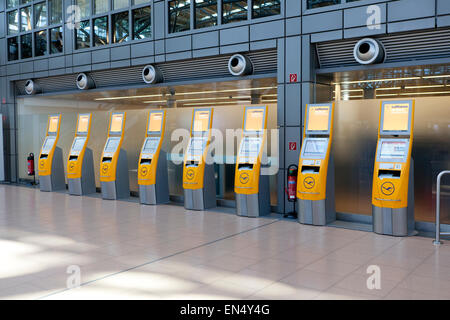 Sistema automatico di check-in desk Lufthansa all'Aeroporto di Amburgo Foto Stock