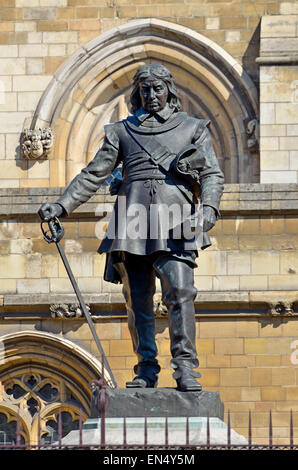 Londra, Inghilterra, Regno Unito. Statua (William Hamo Thornycroft; 1899) di Oliver Cromwell (1599-1658) nella parte anteriore del Parlamento Foto Stock