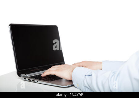 La scrittura su laptop, sfondo bianco Foto Stock