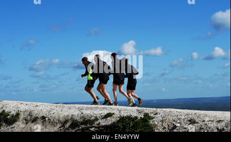 Brighton Regno Unito 28 aprile 2015 - Guide godetevi il sole di primavera meteo sulla South Downs Way a Ditchling Beacon appena a nord di Brighton questa mattina Credito: Simon Dack/Alamy Live News Foto Stock