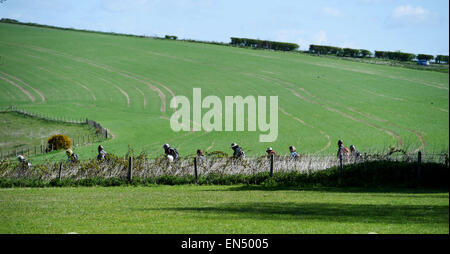 Brighton Regno Unito 28 aprile 2015 - Ramblers godetevi il sole di primavera meteo sulla South Downs appena a nord di Brighton questa mattina Credito: Simon Dack/Alamy Live News Foto Stock