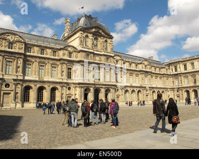 Parigi, Francia. 5 apr, 2015. I turisti ed i visitatori a piedi oltre la facciata centrale del Louvre di Parigi, Francia, 5 aprile 2015. Foto: Jens Kalaene/dpa - nessun filo SERVICE -/dpa/Alamy Live News Foto Stock