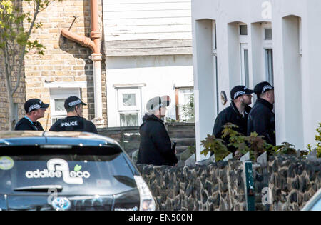 Westcliff on Sea, Essex, Regno Unito. 28 apr, 2015. Armati raid della polizia una proprietà in Hainault ave, Westtcliff sul mare. Credito: darren Attersley/Alamy Live News Foto Stock