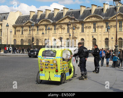 Parigi, Francia. 5 apr, 2015. Gli ufficiali di polizia su pattini inline patrol un risciò bicicletta nel cortile del museo del Louvre di Parigi, Francia, 5 aprile 2015. Foto: Jens Kalaene/dpa - nessun filo SERVICE -/dpa/Alamy Live News Foto Stock