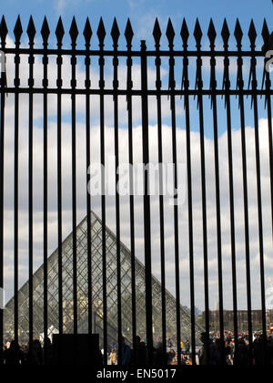 Parigi, Francia. 5 apr, 2015. I turisti ed i visitatori a piedi passato la piramide di vetro, la principale area dell'entrata al museo del Louvre a Parigi, Francia, 5 aprile 2015. Foto: Jens Kalaene/dpa - nessun filo SERVICE -/dpa/Alamy Live News Foto Stock