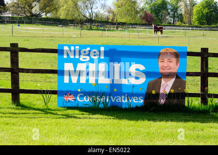 Ripley, Amber Valley, Derbyshire, Regno Unito. 28 Aprile 2015.MP Nigel Mills campagna elettorale manifesti, Nigel Mills famoso per la riproduzione di "Candy Crush' computer game durante una riunione in parlamento, dicembre 2014 . Credito: IFIMAGE/Alamy Live News Foto Stock