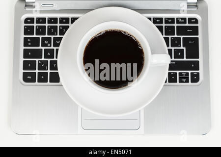 Tazza di caffè su laptop vista superiore Foto Stock