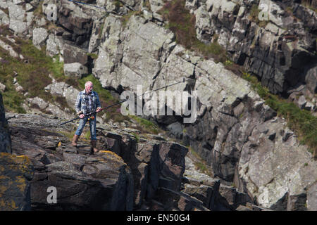 La pesca in mare a Torr Head, Irlanda del Nord Foto Stock