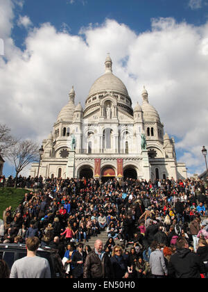 Parigi, Francia. 5 apr, 2015. Numerosi turisti e visitatori si mescolano sulla scalinata che conduce alla basilica del Sacro Cuore a Montmartre a Parigi, Francia, 5 aprile 2015. Foto: Jens Kalaene/dpa - nessun filo SERVICE -/dpa/Alamy Live News Foto Stock