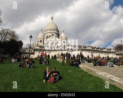 Parigi, Francia. 5 apr, 2015. Numerosi turisti e visitatori si mescolano sulla piazza e la scalinata che conduce alla basilica del Sacro Cuore a Montmartre a Parigi, Francia, 5 aprile 2015. Foto: Jens Kalaene/dpa - nessun filo SERVICE -/dpa/Alamy Live News Foto Stock