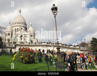 Parigi, Francia. 5 apr, 2015. Numerosi turisti e visitatori si mescolano sulla piazza e la scalinata che conduce alla basilica del Sacro Cuore a Montmartre a Parigi, Francia, 5 aprile 2015. Foto: Jens Kalaene/dpa - nessun filo SERVICE -/dpa/Alamy Live News Foto Stock