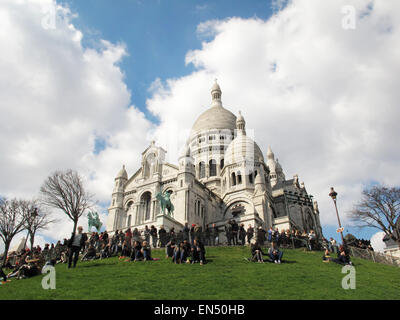 Parigi, Francia. 5 apr, 2015. Numerosi turisti e visitatori si mescolano sulla piazza e la scalinata che conduce alla basilica del Sacro Cuore a Montmartre a Parigi, Francia, 5 aprile 2015. Foto: Jens Kalaene/dpa - nessun filo SERVICE -/dpa/Alamy Live News Foto Stock