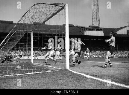 Chelsea vs. Wolverhampton Wanderers. Lupi scontrino Jimmy Murray mette via una croce da Norman Deeley. 2 Maggio 1960 Foto Stock