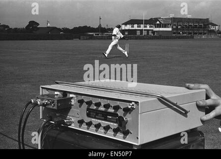 Bowling test velocità utilizzando un dispositivo elettronico per la misura della velocità. Il 15 agosto 1966. Foto Stock