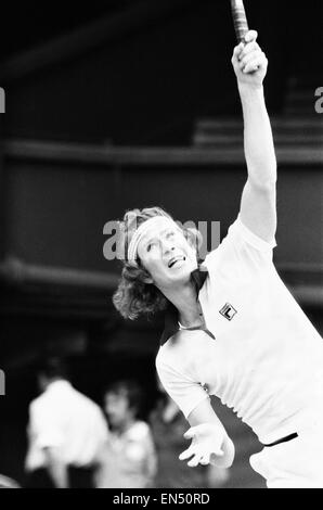 18 enne americano John McEnroe visto qui in azione sulla Corte uno a Wimbledon contro Australian Phil Dent. McEnroe è andato a vincere e di meritare un posto nella mens Semi finale contro Jimmy Connors. Il 28 giugno 1977 Foto Stock