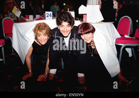 Stelle di soap britanniche Eastenders e Coronation Street celebrare la carità di gala di apertura notturna per il Paradiso room a Blackpool Pleasure Beach. Sherrie Hewson. John Altman e Giugno Brown pongono nasconde sotto il tavolo durante la cerimonia. Il 15 luglio 1997. Foto Stock