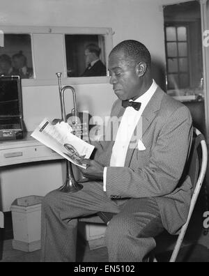 Louis Armstrong visto qui nel suo camerino prima di eseguire a Londra nel maggio 1956 Foto Stock