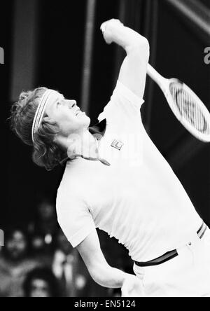 18 enne americano John McEnroe visto qui in azione sulla Corte uno a Wimbledon contro Australian Phil Dent. McEnroe è andato a vincere e di meritare un posto nella mens Semi finale contro Jimmy Connors. Il 28 giugno 1977 Foto Stock