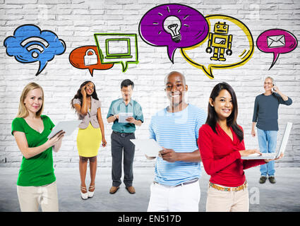 Gruppo Multi-Ethnic persone con comunicazione sociale Foto Stock