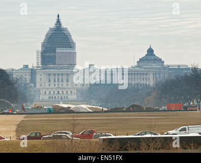 Washington, DC, Stati Uniti d'America. Marzo 10,2015 . Campidoglio degli Stati Uniti con un ponteggio che copre la cupola per il restauro, all'inizio del mattino Foto Stock