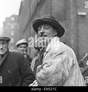 Portiere di pesce che indossa il suo cappello distintive al Mercato del Pesce di Billingsgate nell'East End di Londra. Il 28 febbraio 1954 Bela Zola la vita nella serie a specchio Foto Stock