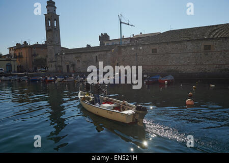 Barca Fisher entrando nel porto di Lazise sul lago di Garda Foto Stock