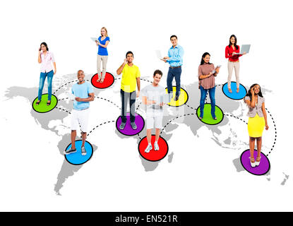 Multi-etnico persone social networking attraverso la tecnologia moderna. Foto Stock