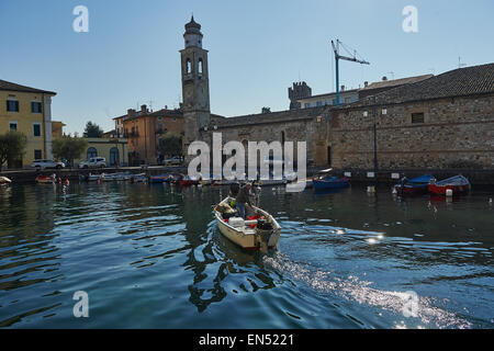 Barca Fisher entrando nel porto di Lazise sul lago di Garda Foto Stock