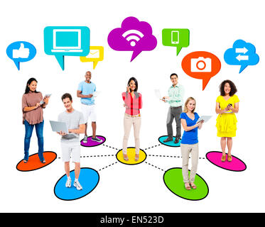 Multi-ethinic persone social networking attraverso la tecnologia moderna. Foto Stock