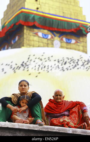 Tre generazioni di donne nepalesi in holly luogo a Kathmandu, Stupa Boudhanath Foto Stock