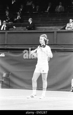 18 enne americano John McEnroe visto qui in azione sulla Corte uno a Wimbledon contro Australian Phil Dent. McEnroe è andato a vincere e di meritare un posto nella mens Semi finale contro Jimmy Connors. Il 28 giugno 1977 Foto Stock