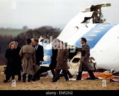 Il Primo Ministro Margaret Thatcher a Lockerbie in Dumfries and Galloway in Scozia il 22 dicembre 1988. Paga i suoi rispetti presso il sito di volo Pan Am 103 Crash. Foto Stock