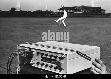 Bowling test velocità utilizzando un dispositivo elettronico per la misura della velocità. Il 15 agosto 1966. Foto Stock