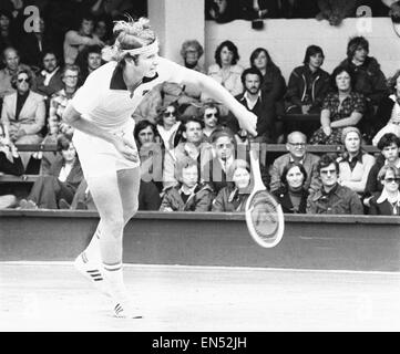 18 enne americano John McEnroe visto qui in azione sulla Corte uno a Wimbledon contro Australian Phil Dent. McEnroe è andato a vincere e di meritare un posto nella mens Semi finale contro Jimmy Connors. Il 28 giugno 1977 Foto Stock