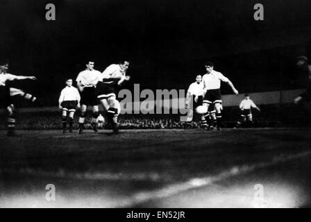 Wolverhampton Wanderers capitano Bill Slater punteggi primo obiettivo per i Lupi v dinamo Mosca. Il 10 novembre 1955. Foto Stock