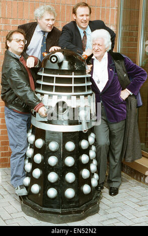 Quattro medico Whos visto qui a Hammersmith Arca per l apertura di un fieristico per celebrare 30 anni di Dr Who. Da sinistra a destra Sylvester McCoy, Colin Baker, Peter Davison e Jon Pertwee. Il 27 aprile 1993 Foto Stock