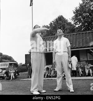 Capitano della squadra lanciare una moneta per decidere chi sarà la bat e il campo a Meopham home a uno dei team più vecchi in Kent circa giugno 1950 Foto Stock