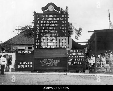 Test match tra West Indies e Inghilterra a Sabina Park a Kingston in Giamaica. Il quadro di valutazione mostra il numero di corse in Inghilterra. Xxv Aprile 1930. Foto Stock