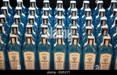 Close up di bottiglie di Bombay Sapphire gin nel Duty Free Shopping lounge in aeroporto di Malaga, Spagna Foto Stock