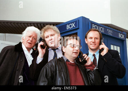 Quattro medico Whos visto qui a Hammersmith Arca per l apertura di un fieristico per celebrare 30 anni di Dr Who. Da sinistra a destra: Jon Pertwee, Colin Baker, Sylvester McCoy e Peter Davison. Il 27 aprile 1993. Foto Stock