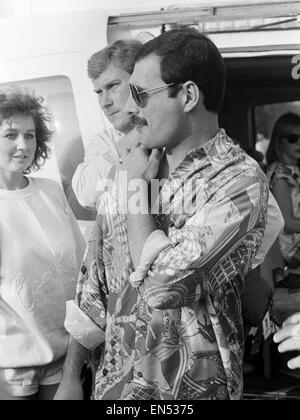 Gruppo Rock Queen in concerto a Knebworth festival pop. Cantante Freddie Mercury in arrivo. Il 9 agosto 1986. Foto Stock