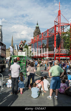 La folla di persone che guardano gli animatori presso il festival di musica in Sheffield South Yorkshire Inghilterra Foto Stock